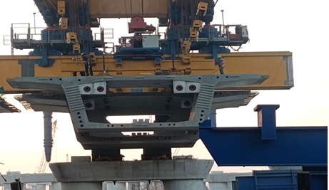 Span-by-span precast segment assembly with an underslung gantry